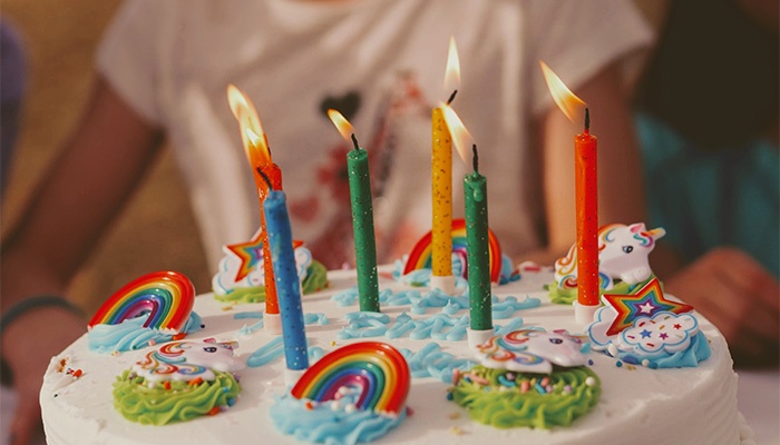 Gâteau d'anniversaire qui sont des évènements importants pour les enfants
